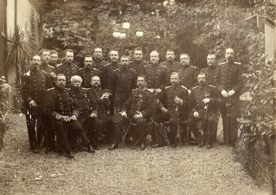 105711 Groepsportret van de officieren van de Utrechtse Schutterij. Ten voeten uit, zittend en staand in een tuin.